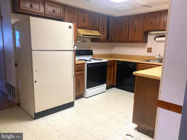 33 Hamilton St, Logan Township, NJ 08085