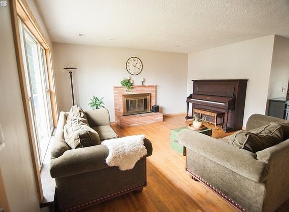 3rd image of 402 SE 105th Ave