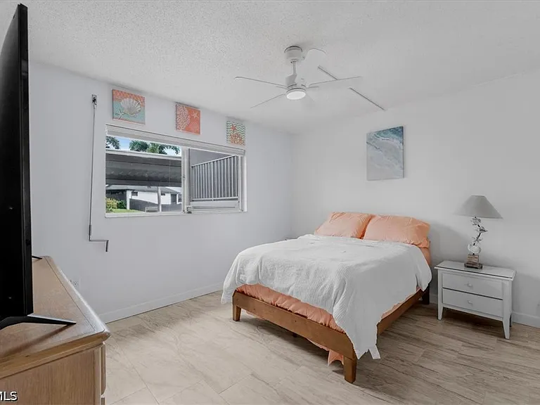 108 SE 47th St #102 — Photo 23