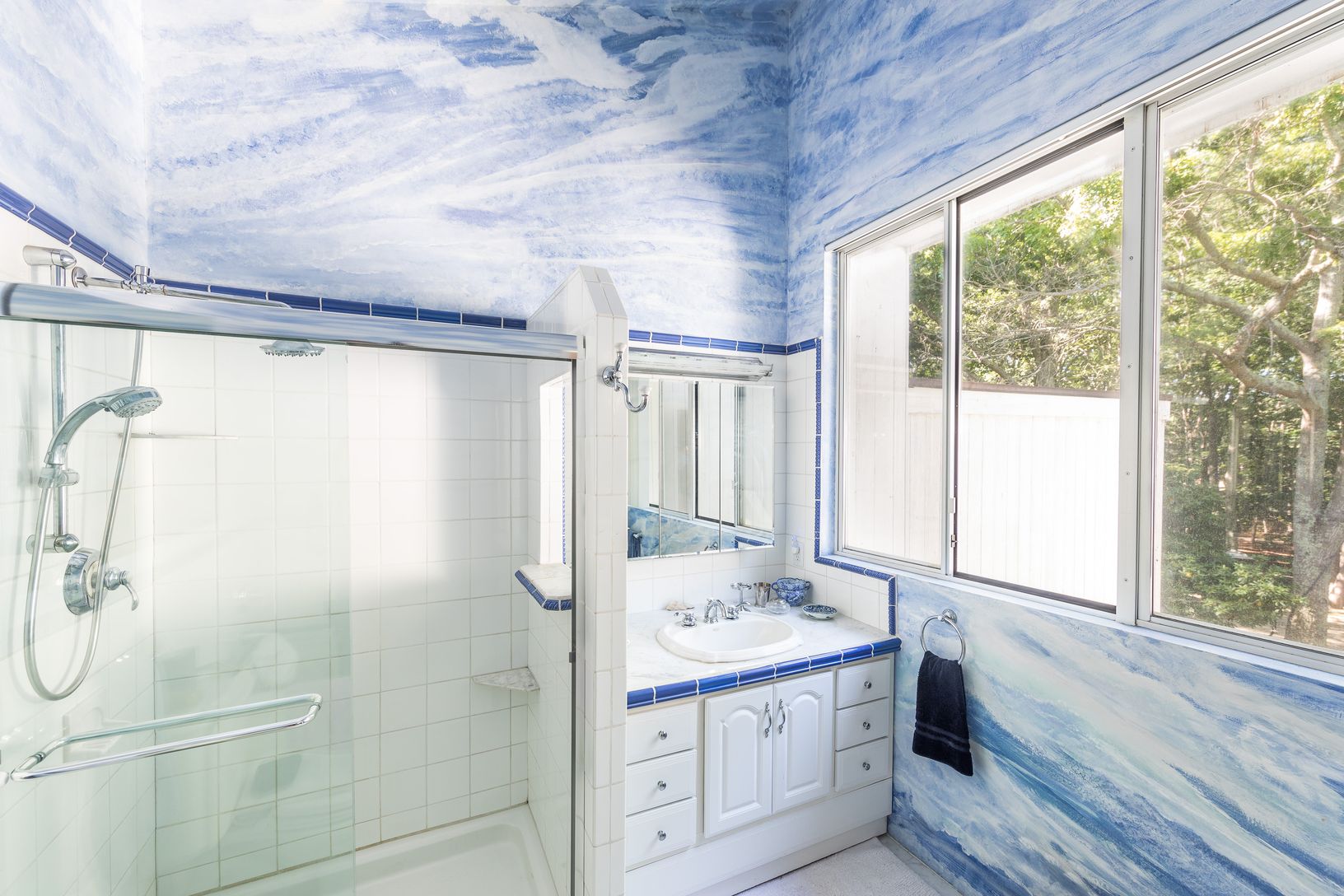  Large Master En-Suite with Separate Bathtub
