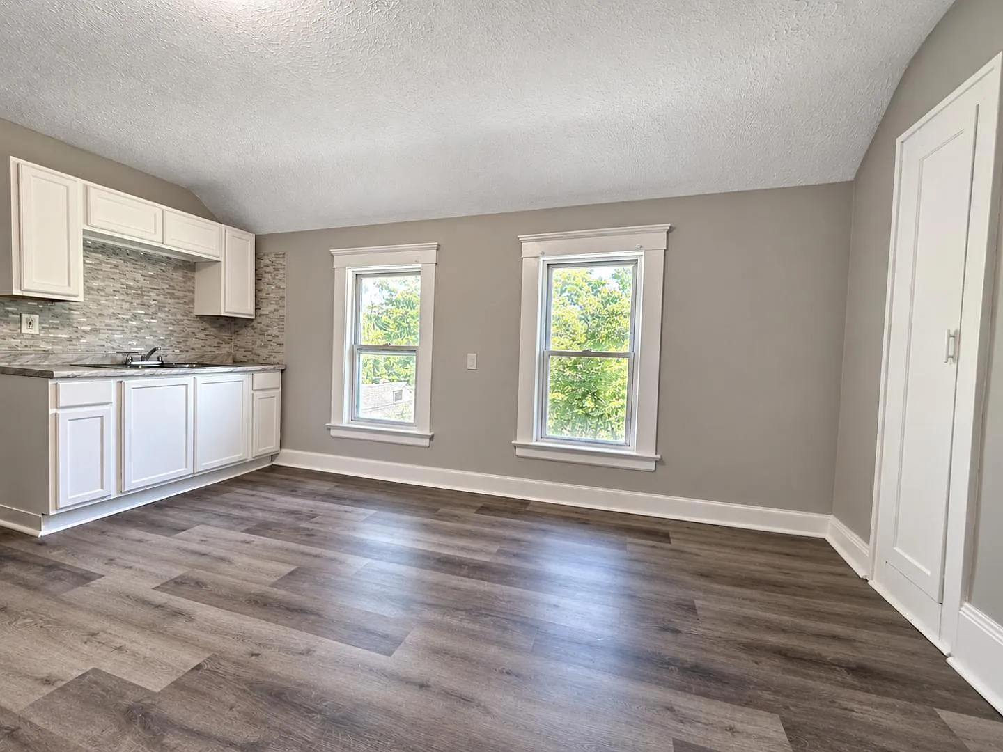6215 Carpenter Ave - Up — Photo 2