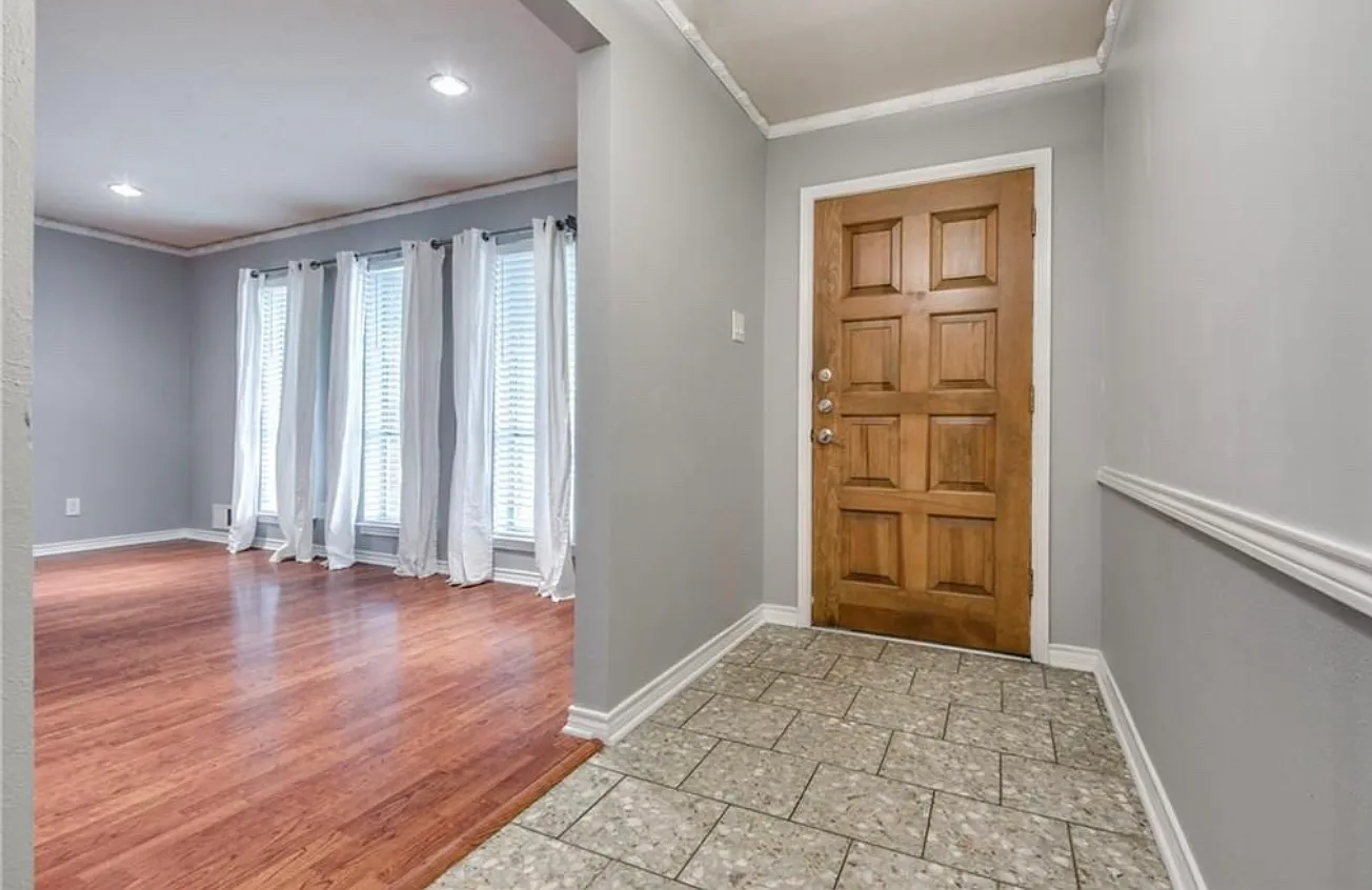 3 bed, 1820 sqft, $2,300 — Photo 2