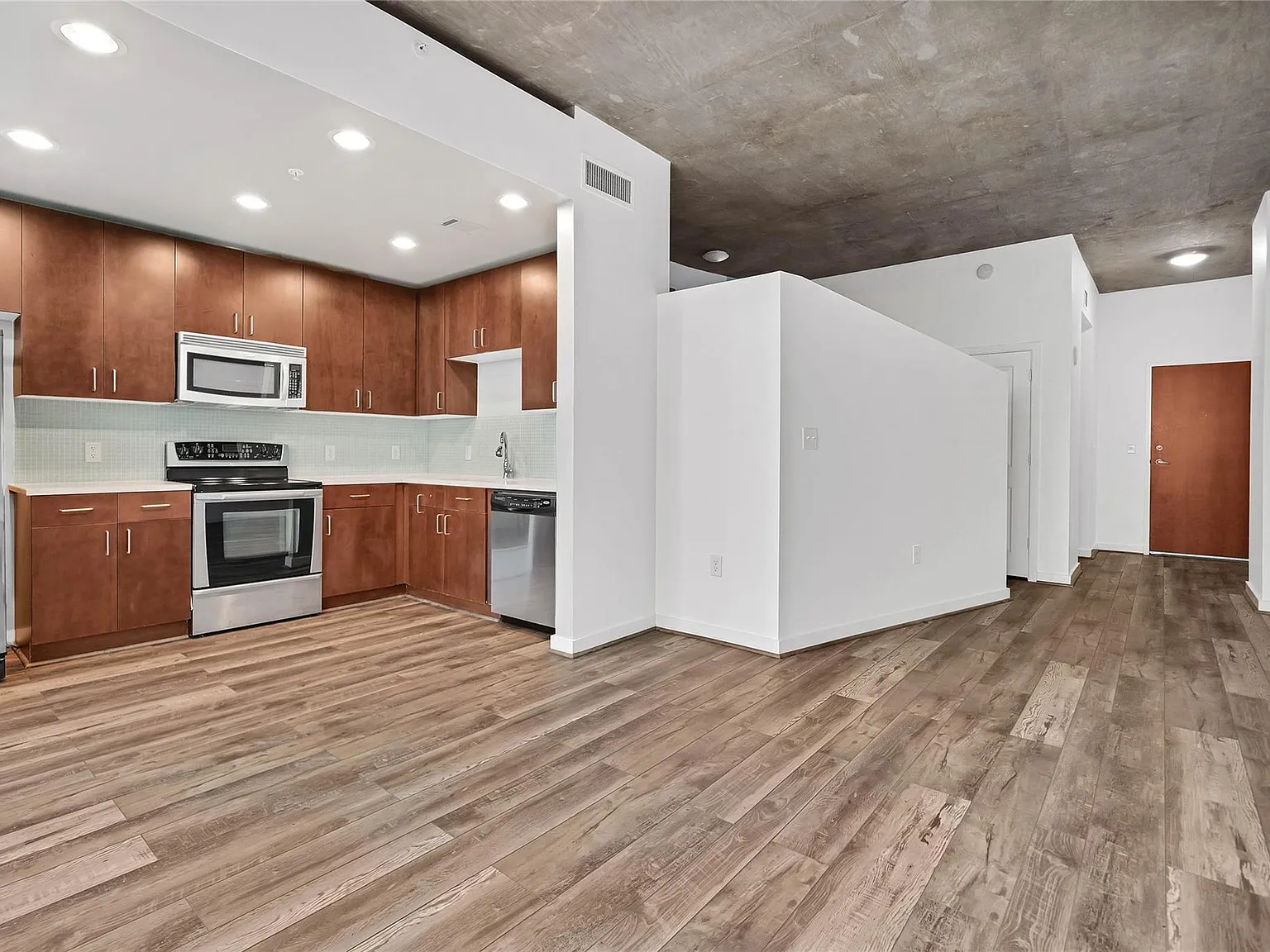 1 bed, 1.0 bath, 748 sqft, $1,950 — Photo 1