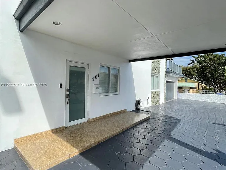 901 NW 22nd Pl — Photo 2