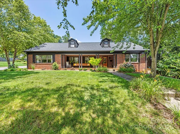 112 8th Ave NW, Hickory, NC 28601