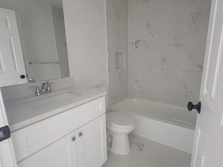 324 61st St NE #7 — Photo 6