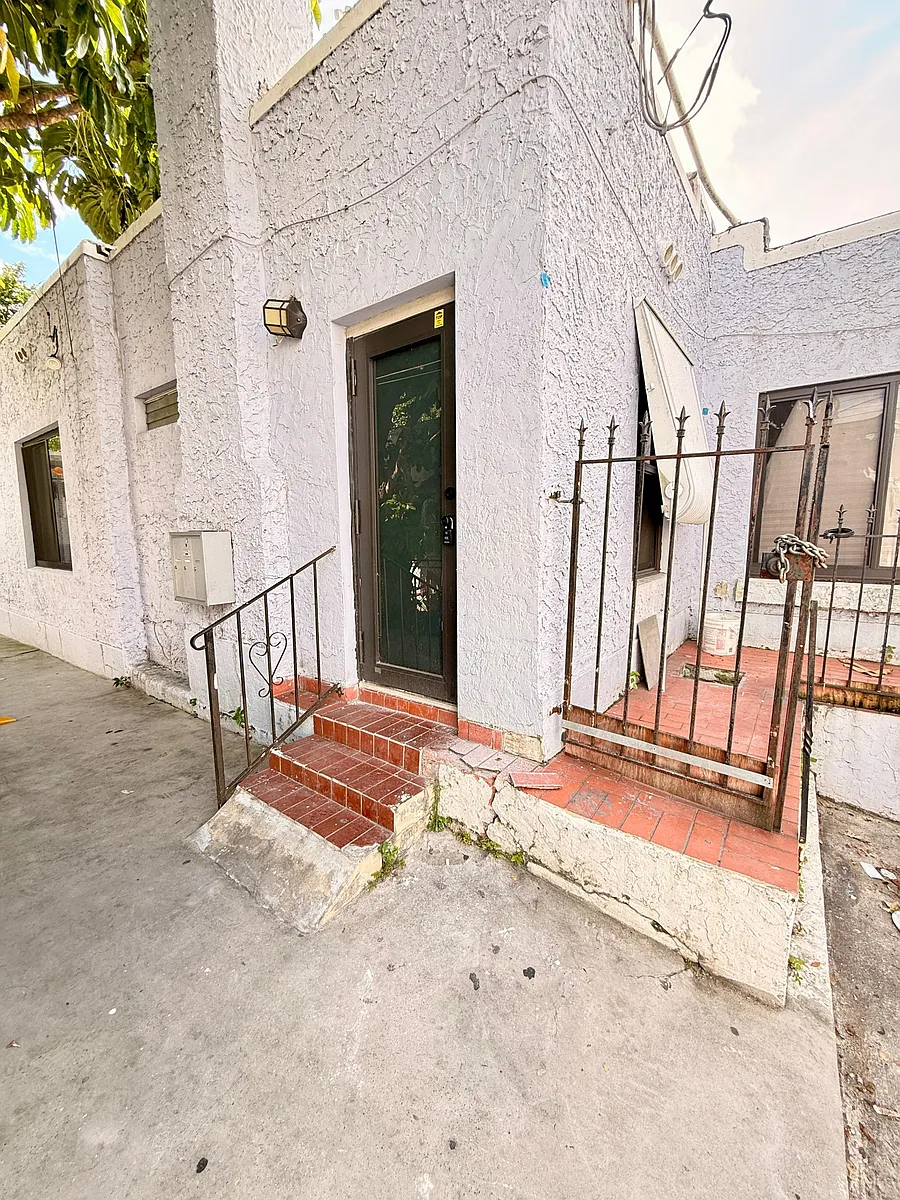 Photo 2 of 8 - 125 SW 19th Ave - Miami, FL Building Photo - 125 SW 19th Ave