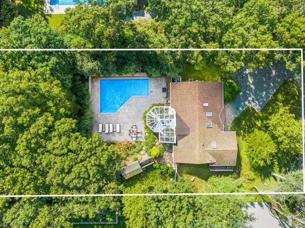 https://photos.zillowstatic.com/fp/12d5ac33988ef9a5000f6b7e79f446eb-p_e.webp