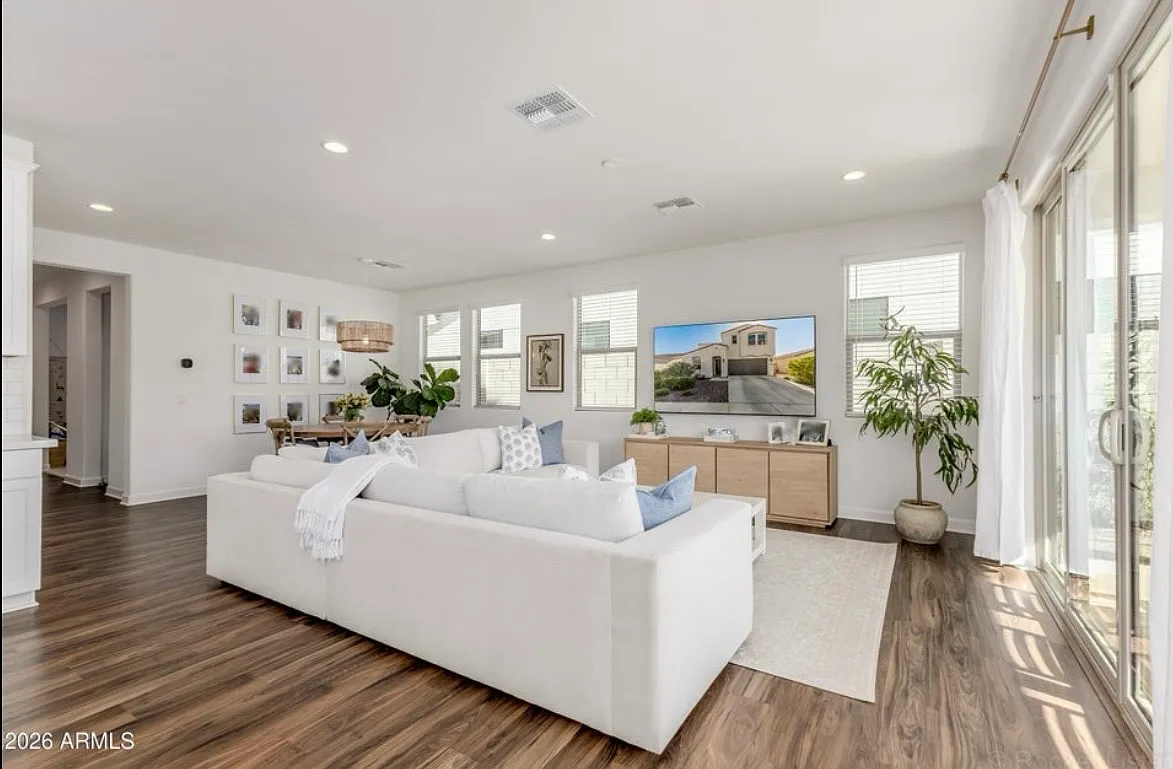 3 bed, 2331 sqft, $2,750 — Photo 3
