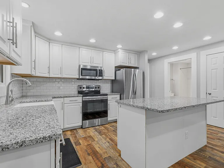 1330 Lexington Ave — Photo 9