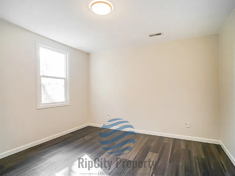 1307 Elm St — Photo 7