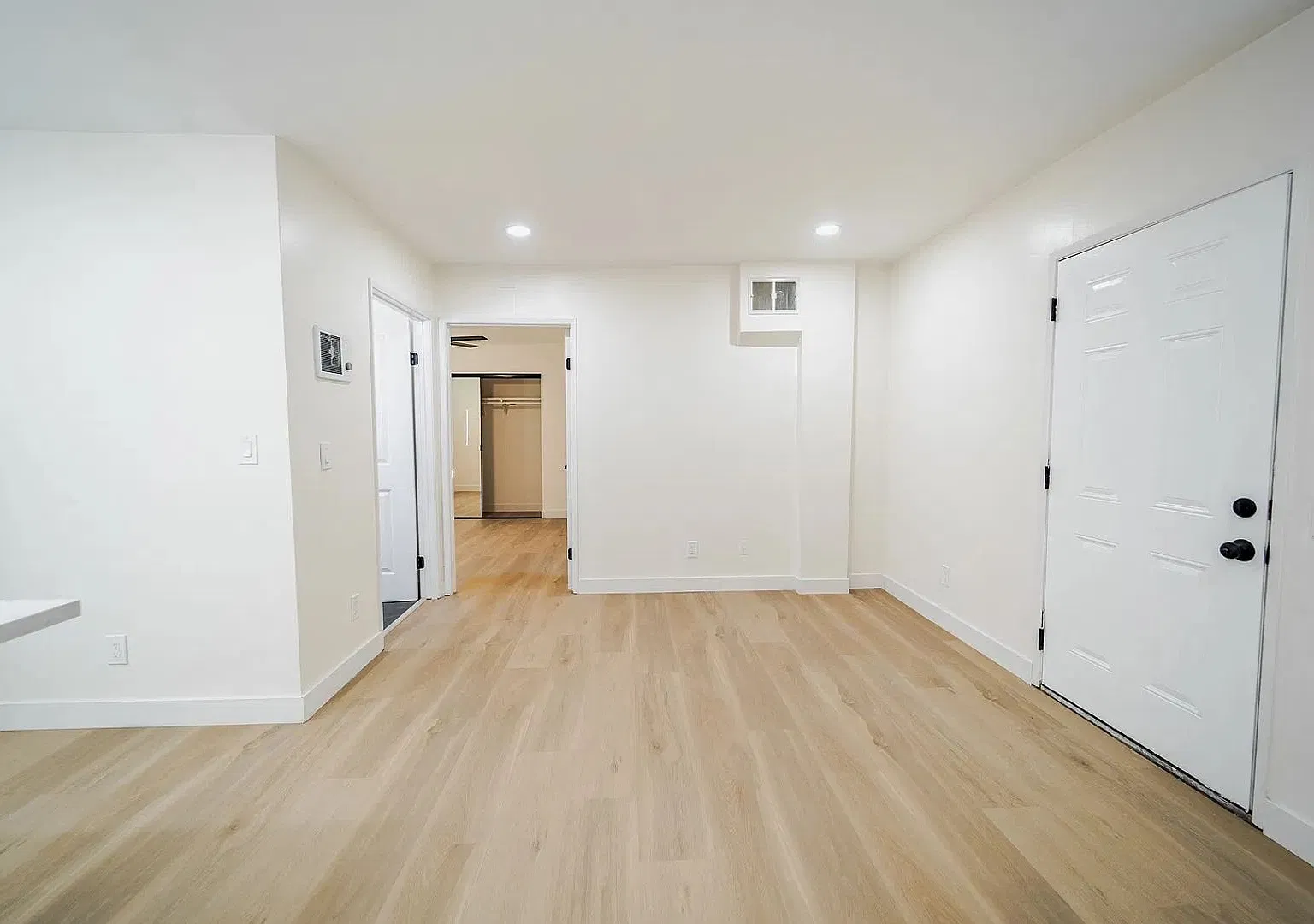 Charming 1-Bedroom Apartment with Assigned Parking — Photo 3