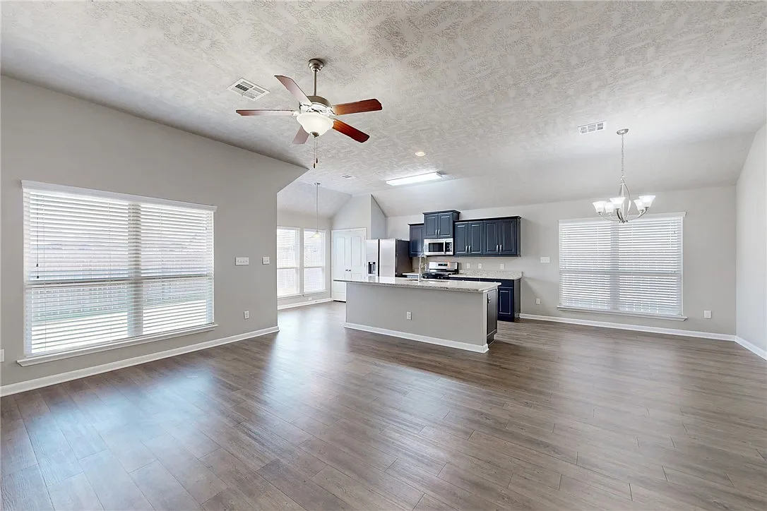 4 bed, 1624 sqft, $2,250 — Photo 3