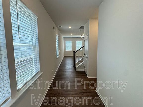 3rd image of 45 Pineview Dr