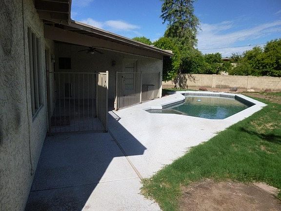3rd image of 1050 E Fairbrook Cir