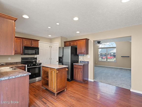 5th image of 161 Crooked Oak Ct