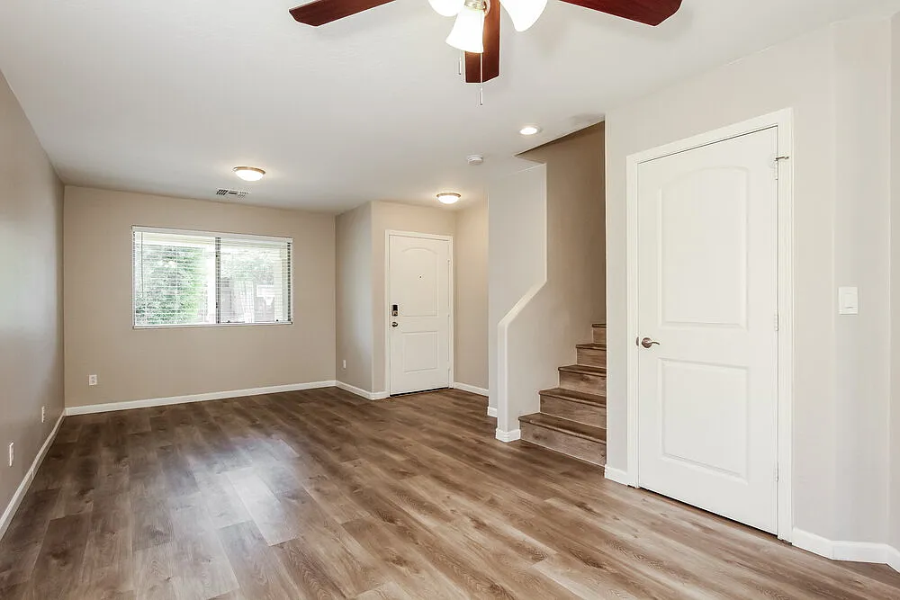 5 bed, 2.5 bath, 2236 sqft, $2,565 — Photo 4