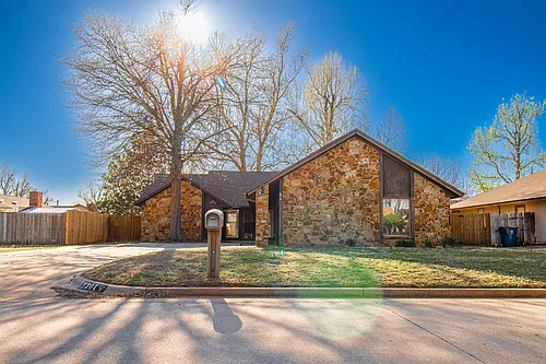 201 Three Oaks Dr Photo 1