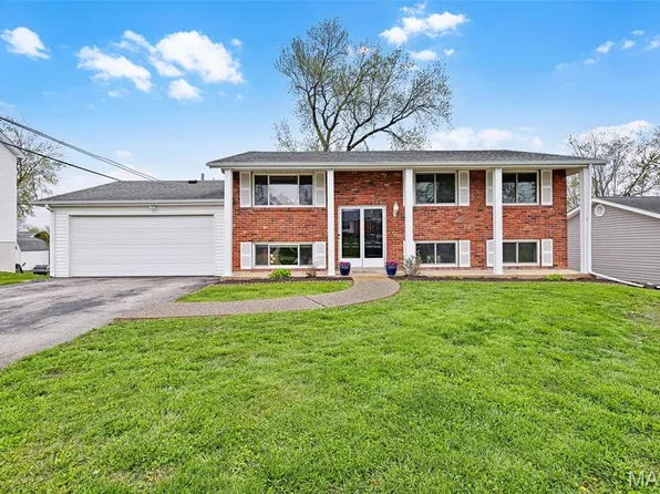 2823 Glenway Dr, Maryland Heights, MO 63043