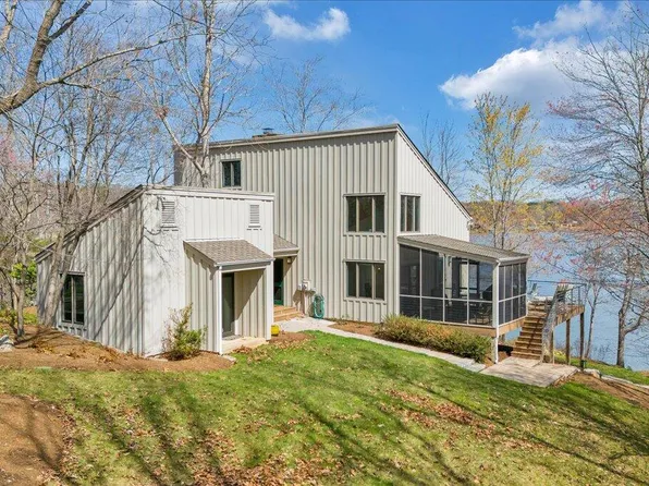 232 Peninsula Dr, Moneta, VA 24121