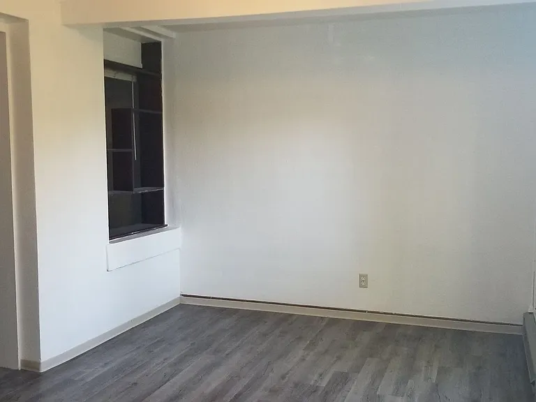 545 NE Oak St — Photo 22