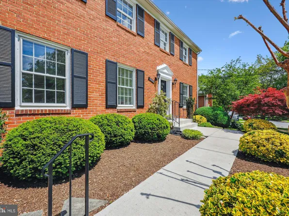 6303 Hollins Dr, Bethesda, MD 20817