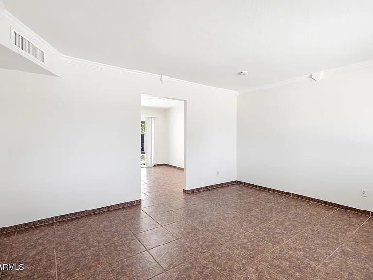 250 E Park Ave — Photo 4