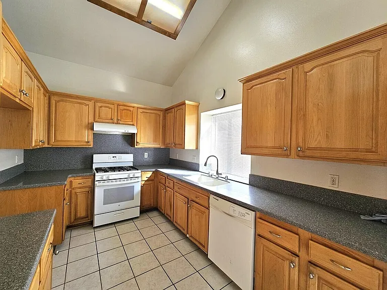 24657 Carolyn Ave — Photo 9