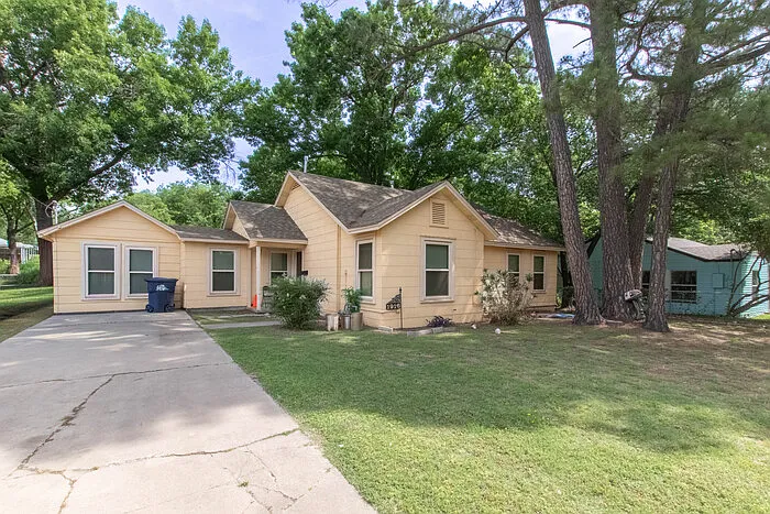 1916 Houston Pl — Photo 1