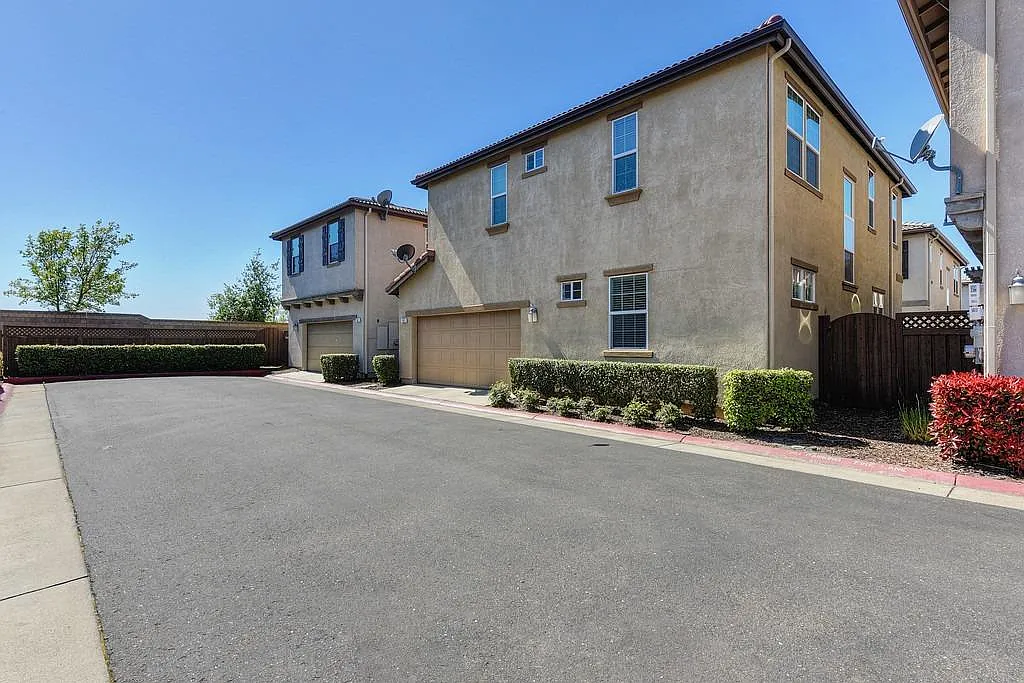 3 bed, 1858 sqft, $3,095 — Photo 3