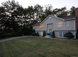 9 Ledgewood Ct, Norwich, CT 06360