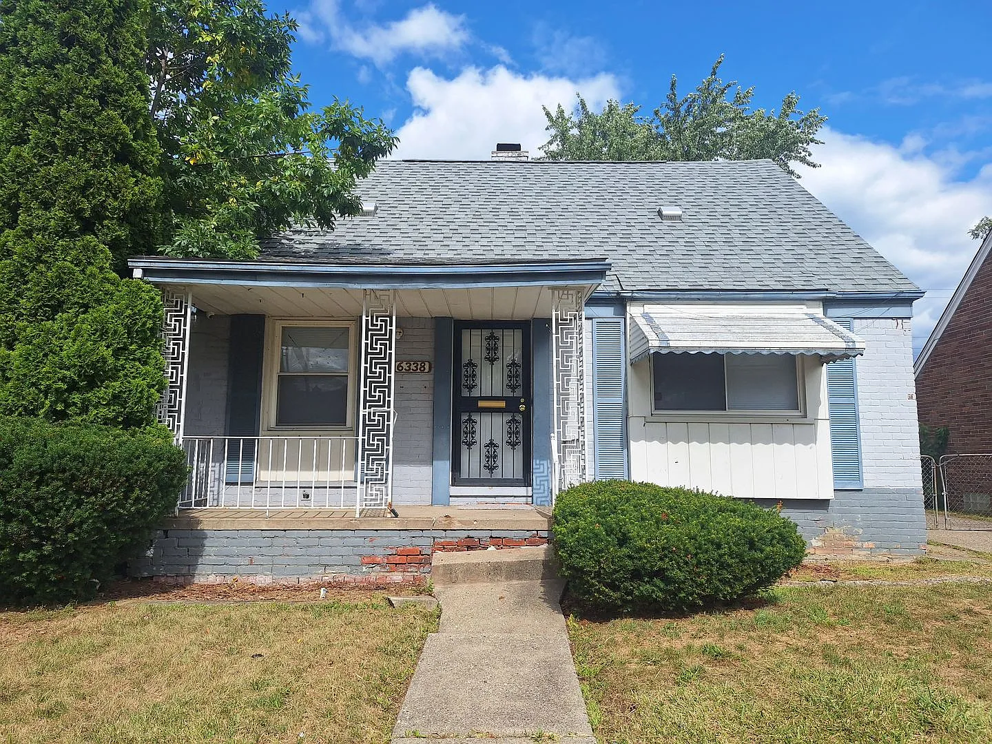 Brick Bungalow with 3 bed and 2 baths — Photo 1