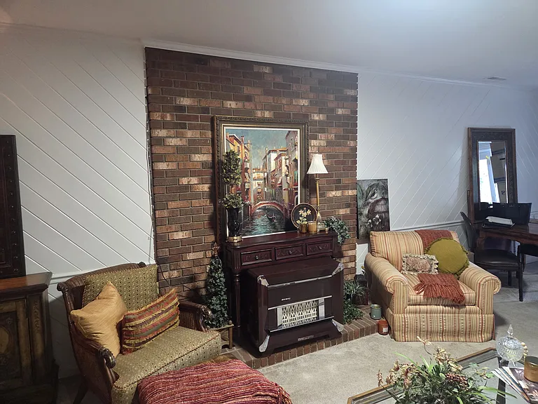 Sample furnishings by past tenant. No furnishings included
