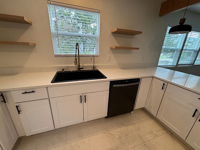 5714 Traffic Way — Photo 6