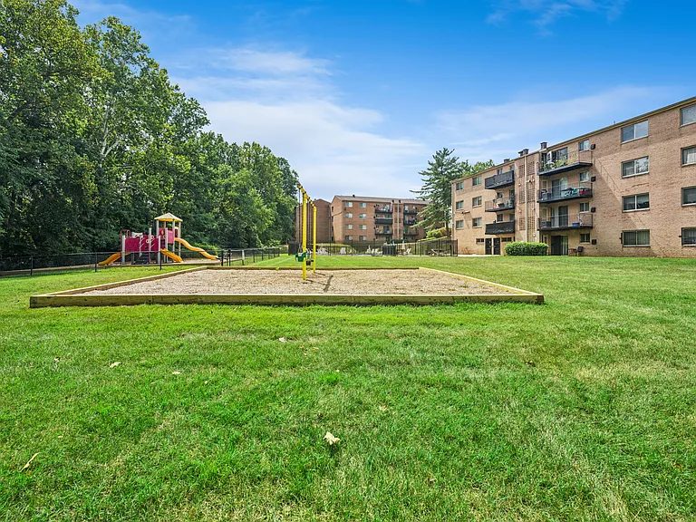 Glen Willow Apartments — Photo 21