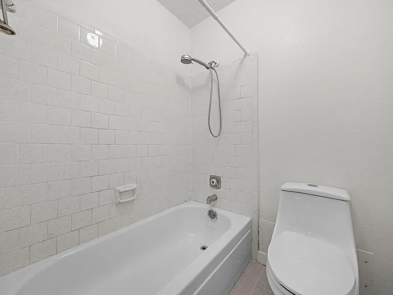 13815 Grosvenor St — Photo 28