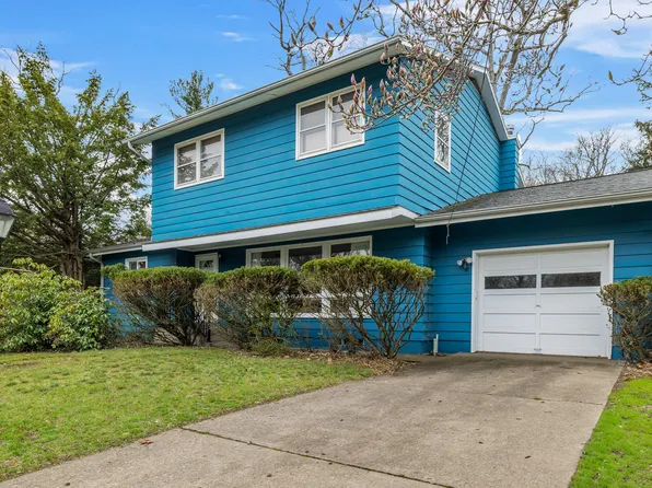 2221 Chastleton Dr, Long Beach, IN 46360