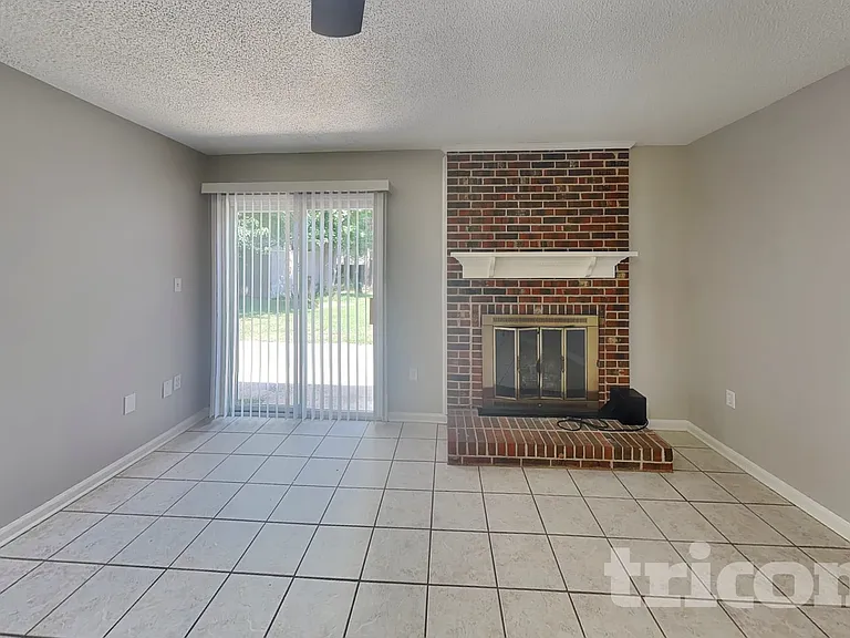 7400 Palmetto Ct — Photo 2