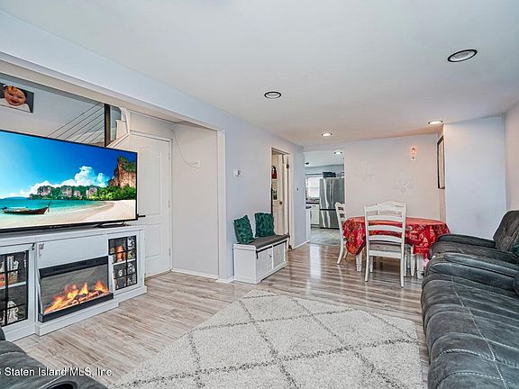 3rd image of 110 Yetman Ave