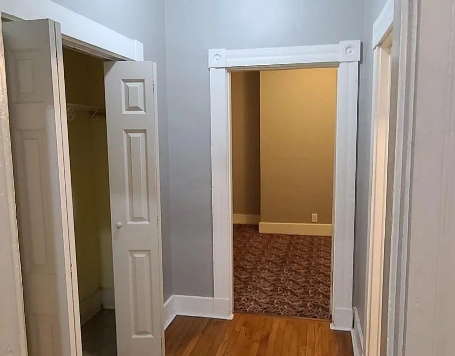Closet Bedroom-Bathroom Hallway