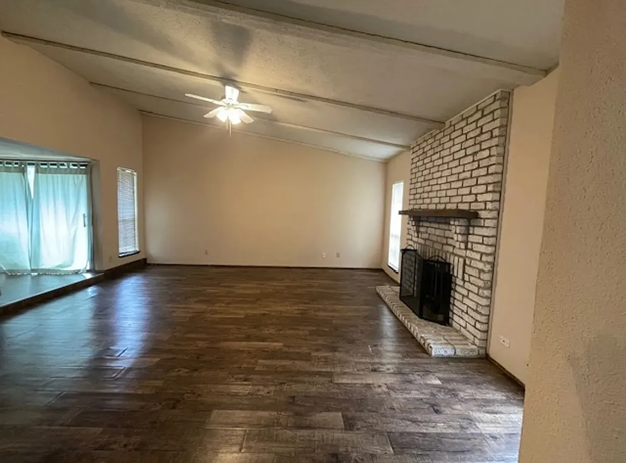 3 bed, 1900 sqft, $2,564 — Photo 4