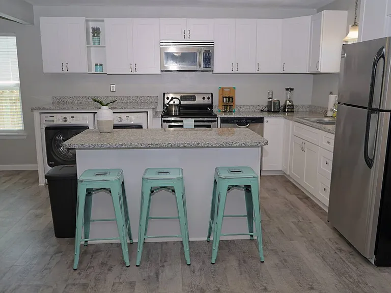 115 E Yonge St — Photo 9