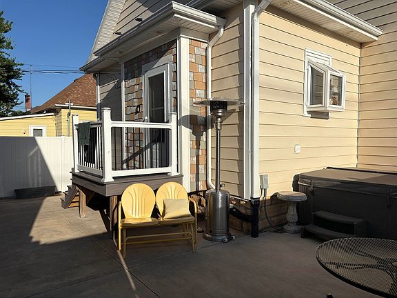 3rd image of 472 W 2nd St