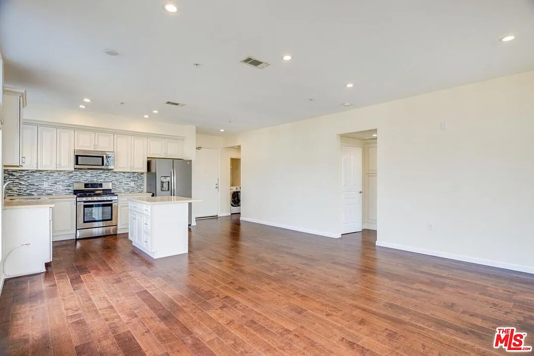 2 bed, 2.0 bath, 1241 sqft, $3,300 — Photo 4