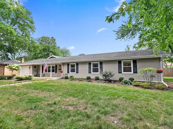 826 Birchwood Dr, Sycamore, IL 60178
