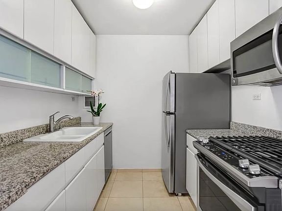 3rd image of 155 W 70th St APT 8C