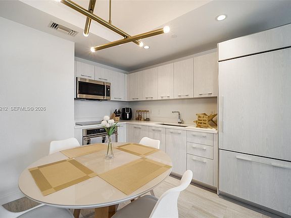 4th image of 45 SW 9th St APT 1904