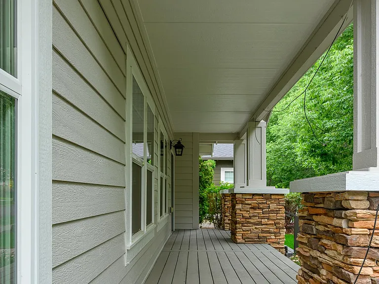 1631 NW Hickory Pl — Photo 3