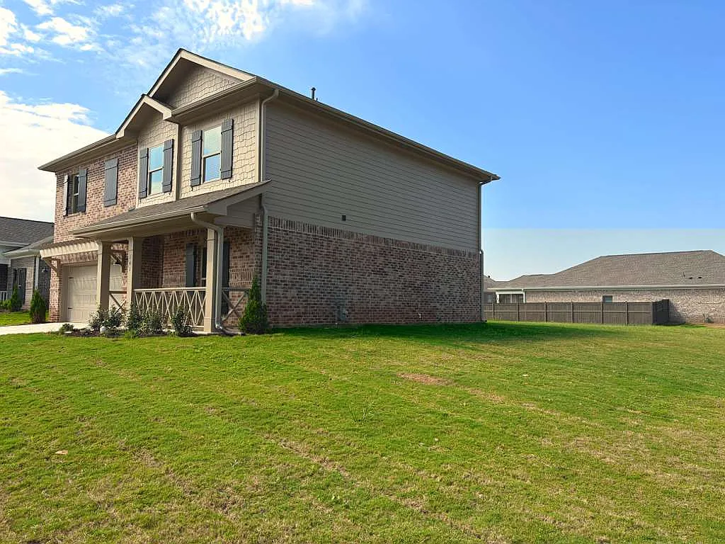 5 bed, 2360 sqft, $2,595 — Photo 3
