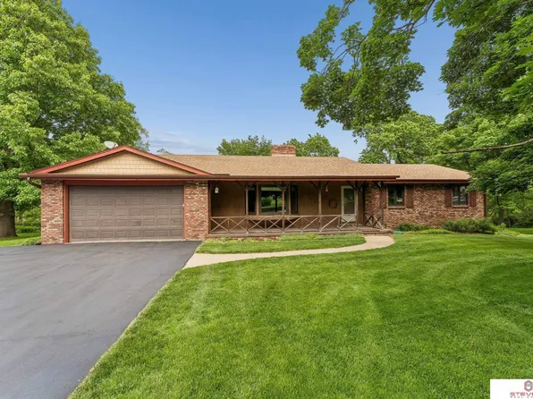 5914 Northern Hills Dr, Omaha, NE 68152